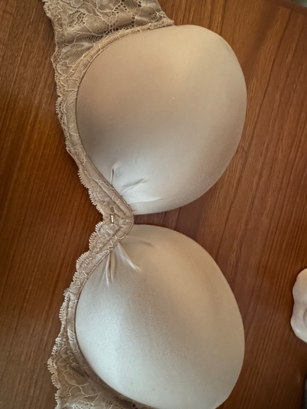 Victoria's Secret Lace-Trim Strapless Bra Nude 36D, perfect fit, light padding